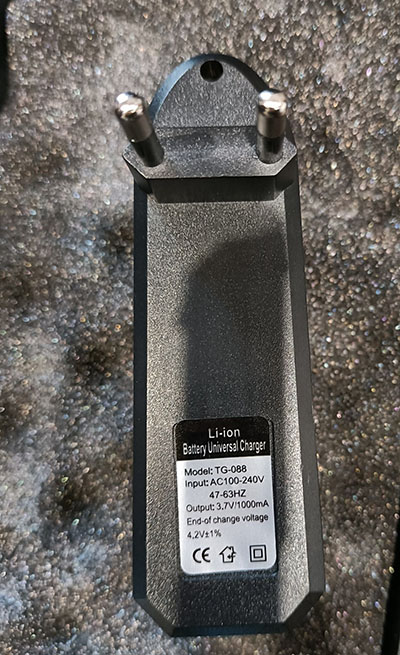 Battery Universal Charger (손전등 Brilliante Torcia LED 충전기) 제품사진 #1