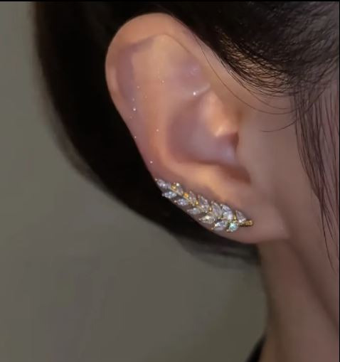 Leaf-shaped metal and rhinestone earrings 제품사진 #1
