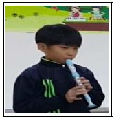 리코더를 사용하는 학생